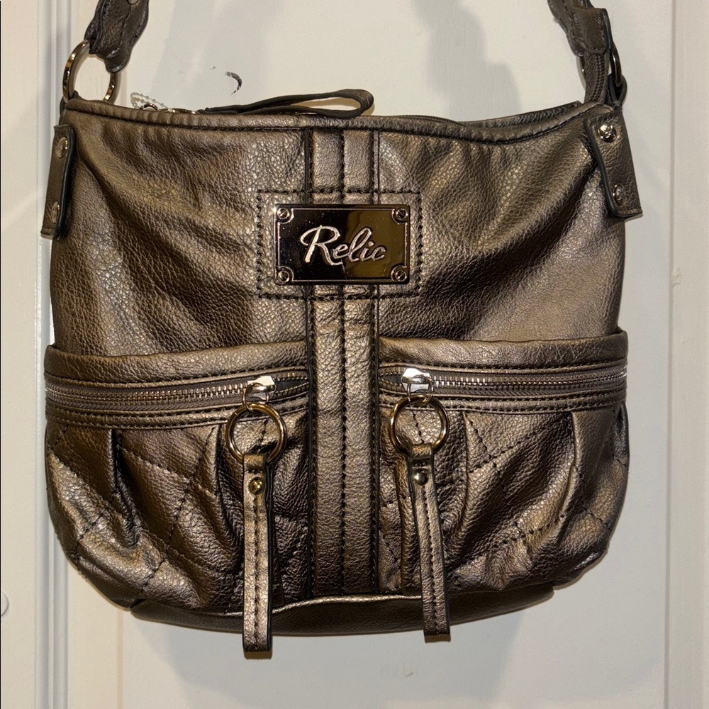 RELIC BRAND SILVER METALLIC SHOULDER BAG POCKETS IN FRONT ZIPPER CLOSURE ON TOP